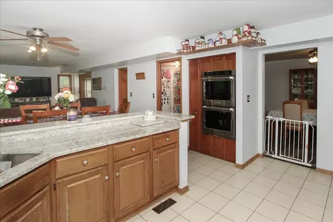 Kitchen - 619 Yardley Ln, Hoffman Estates, IL 60192 photo 3 of 5