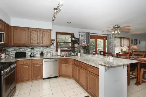 Kitchen - 619 Yardley Ln, Hoffman Estates, IL 60192 photo 2 of 5