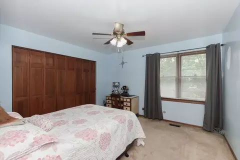 Bedroom - 619 Yardley Ln, Hoffman Estates, IL 60192 photo 2 of 4