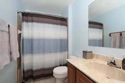 Bath - 619 Yardley Ln, Hoffman Estates, IL 60192 photo 3 of 3