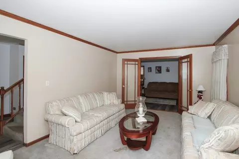 Living - 619 Yardley Ln, Hoffman Estates, IL 60192 photo 2 of 3