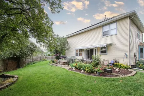Exterior - 619 Yardley Ln, Hoffman Estates, IL 60192 photo 3 of 4