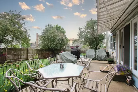Exterior - 619 Yardley Ln, Hoffman Estates, IL 60192 photo 2 of 4