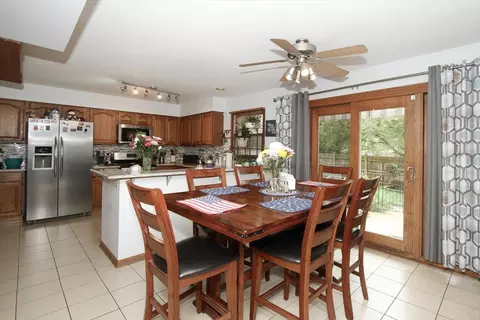Kitchen - 619 Yardley Ln, Hoffman Estates, IL 60192 photo 5 of 5