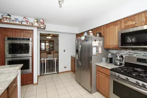 Kitchen - 619 Yardley Ln, Hoffman Estates, IL 60192 photo 4 of 5