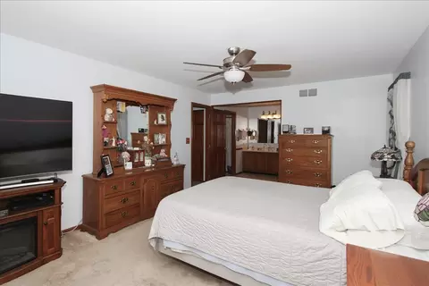 Bedroom - 619 Yardley Ln, Hoffman Estates, IL 60192 photo 1 of 4