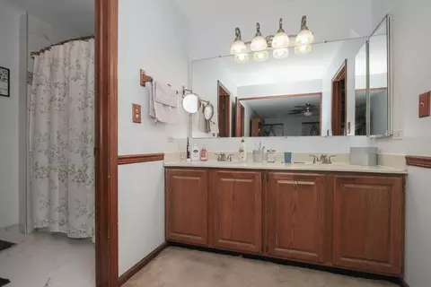 Bath - 619 Yardley Ln, Hoffman Estates, IL 60192 photo 2 of 3