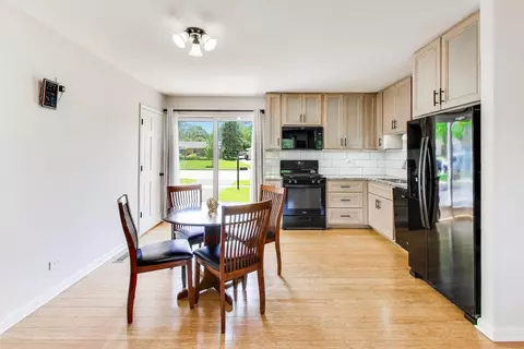 Kitchen - 420 Bode Rd, Hoffman Estates, IL 60169 photo 1 of 3