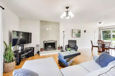 Living - 420 Bode Rd, Hoffman Estates, IL 60169 photo 1 of 2