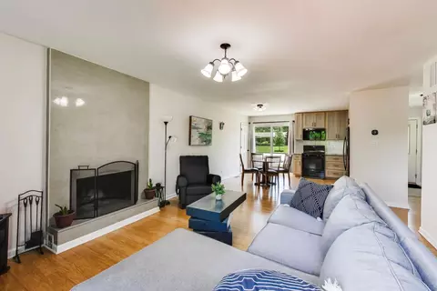 Living - 420 Bode Rd, Hoffman Estates, IL 60169 photo 2 of 2