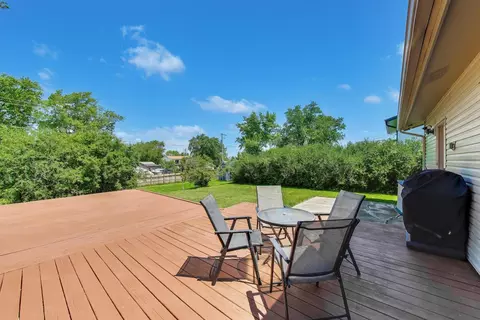 Exterior - 420 Bode Rd, Hoffman Estates, IL 60169 photo 5 of 8
