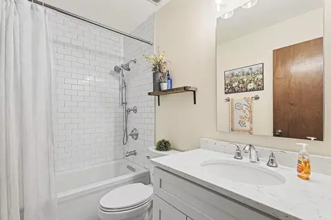 Bath - 640 Clearview Ct, Algonquin, IL 60102 photo 3 of 4