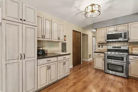 Kitchen - 640 Clearview Ct, Algonquin, IL 60102 photo 2 of 2
