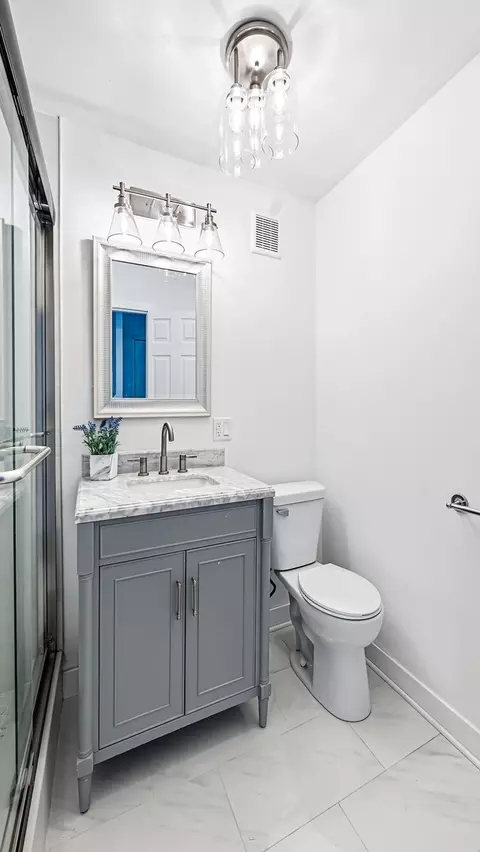 Bath - 40 E Cedar St #18A, Chicago, IL 60611 photo 1 of 3