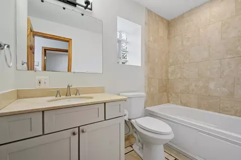 Bath - 6137 S Kimbark Ave #3, Chicago, IL 60637 photo 1 of 2