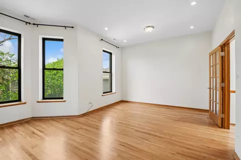 Living - 6137 S Kimbark Ave #3, Chicago, IL 60637 photo 3 of 6