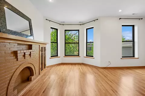 Living - 6137 S Kimbark Ave #3, Chicago, IL 60637 photo 4 of 6