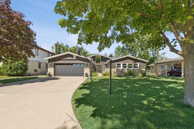 9424 Tripp Ave, Skokie, IL 60076
