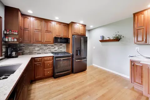 Kitchen - 3505 Winston Dr, Hoffman Estates, IL 60192 photo 3 of 3