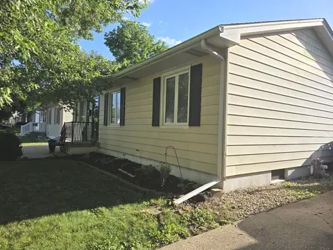 Exterior - 1919 Fairfield Dr, Springfield, IL 62702 photo 3 of 4