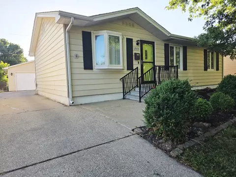Exterior - 1919 Fairfield Dr, Springfield, IL 62702 photo 2 of 4