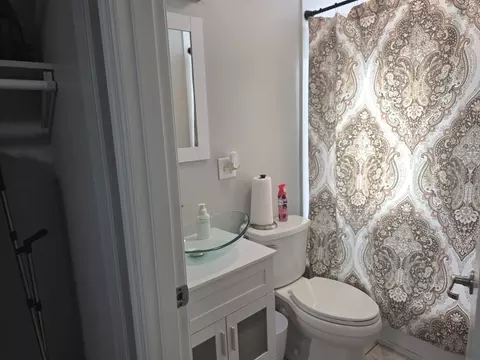 Bath - 1919 Fairfield Dr, Springfield, IL 62702 photo 1 of 2