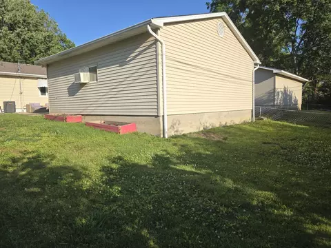 Exterior - 1919 Fairfield Dr, Springfield, IL 62702 photo 4 of 4