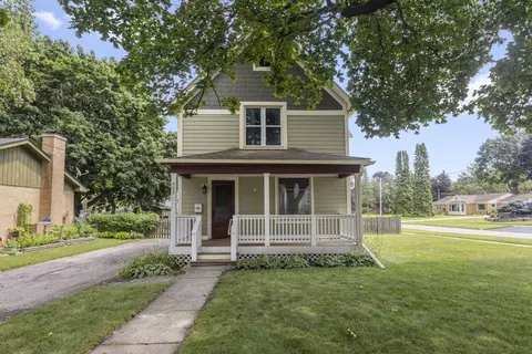 902 Wicker St, Woodstock, IL 60098