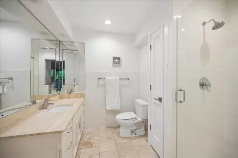 Bath - 920 Pine Tree Ln, Winnetka, IL 60093 photo 4 of 6