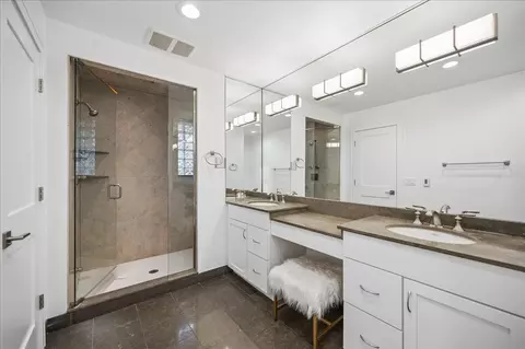 Bath - 920 Pine Tree Ln, Winnetka, IL 60093 photo 3 of 6