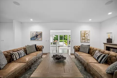 Living - 920 Pine Tree Ln, Winnetka, IL 60093 photo 2 of 8