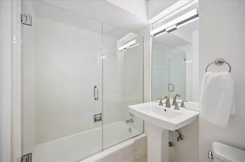 Bath - 920 Pine Tree Ln, Winnetka, IL 60093 photo 2 of 6