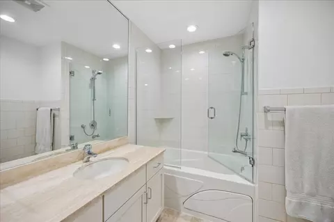 Bath - 920 Pine Tree Ln, Winnetka, IL 60093 photo 5 of 6
