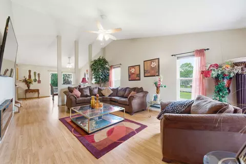 Living - 1611 Lake Pointe Ct, Plainfield, IL 60586 photo 3 of 4