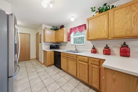 Kitchen - 1611 Lake Pointe Ct, Plainfield, IL 60586 photo 1 of 2