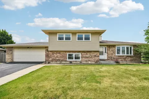 410 Flint Trl, Carol Stream, IL 60188