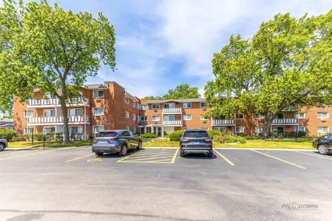 25 E Palatine Rd #309, Arlington Heights, IL 60004