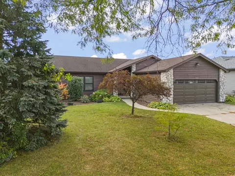 Exterior - 1965 Royal Blvd, Elgin, IL 60123 photo 2 of 10
