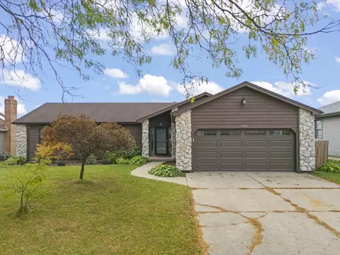 Exterior - 1965 Royal Blvd, Elgin, IL 60123 photo 4 of 10