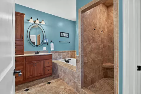 Bath - 2199 E Lomar St, Eldridge, IA 52748 photo 1 of 7