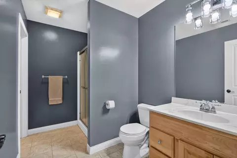 Bath - 2199 E Lomar St, Eldridge, IA 52748 photo 5 of 7