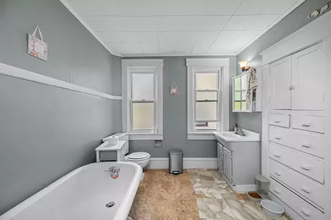 Bath - 1004 13th Ave, Moline, IL 61265 photo 3 of 3