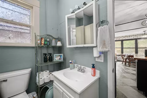 Bath - 1004 13th Ave, Moline, IL 61265 photo 1 of 3