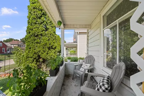Exterior - 1004 13th Ave, Moline, IL 61265 photo 3 of 8