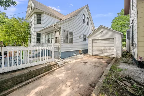 Exterior - 1004 13th Ave, Moline, IL 61265 photo 4 of 8