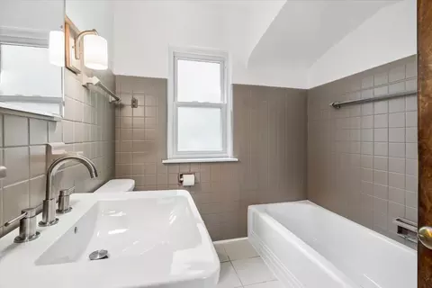 Bath - 461 Uvedale Rd, Riverside, IL 60546 photo 2 of 2