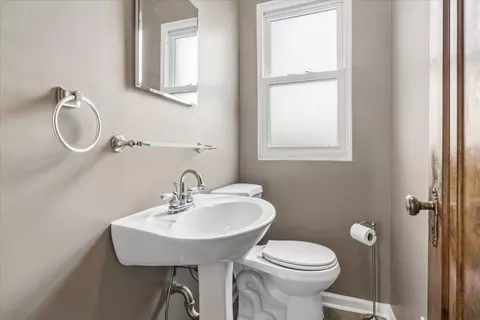 Bath - 461 Uvedale Rd, Riverside, IL 60546 photo 1 of 2