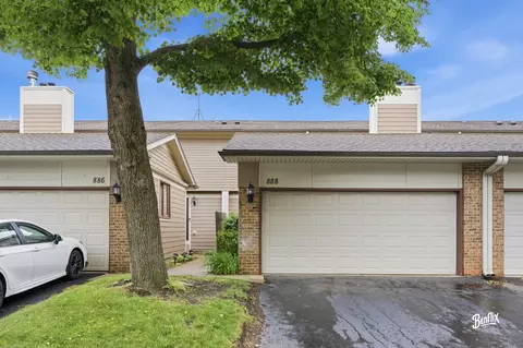 888 Swan Blvd, Deerfield, IL 60015