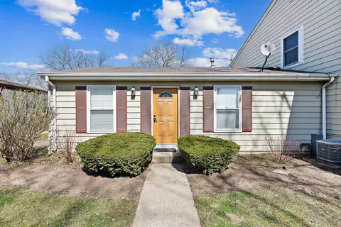 307 Farmington Ln, Vernon Hills, IL 60061