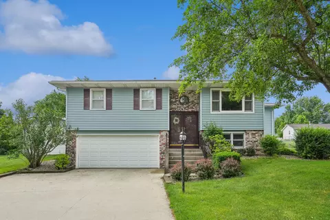 7 Hillcrest Ct, Eldridge, IA 52748